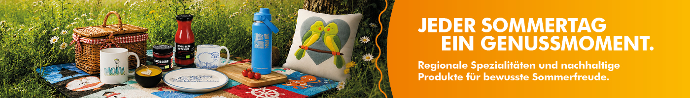 Header Sommer Produkte Aufstriche, Tassen, Kerzen, Gedecke auf einer Kuscheldecke im Grünen
