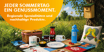 Header Sommer Produkte Aufstriche, Tassen, Kerzen, Gedecke auf einer Kuscheldecke im Grünen